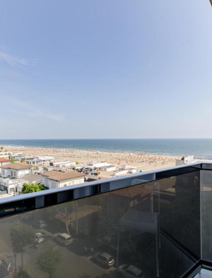 Panoramablick vom Balkon auf den Strand und das Meer.