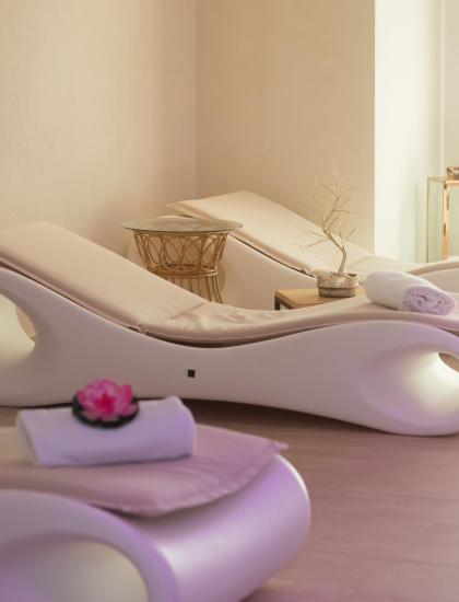 Moderne Liegen in einer hellen, entspannenden Spa-Umgebung.