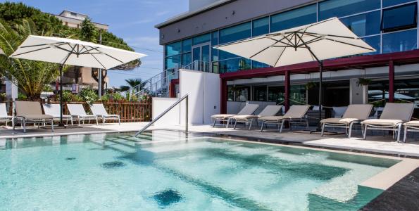 hotelduemari en offer-prices-blocked-hotel-with-pool-near-the-sea-rimini 008