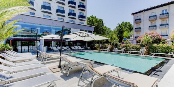 hotelduemari fr offre-premiere-moitie-de-juillet-a-l-hotel-4-etoiles-a-rimini-chambres-vue-mer-et-piscine 006