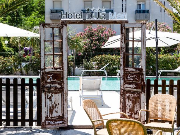 hotelduemari fr special-vacances-a-la-mer-en-aout-a-l-hotel-4-etoiles-avec-piscine-et-jardin 029