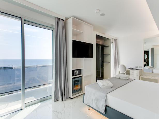 Modernes Zimmer mit Meerblick, TV und Balkon.