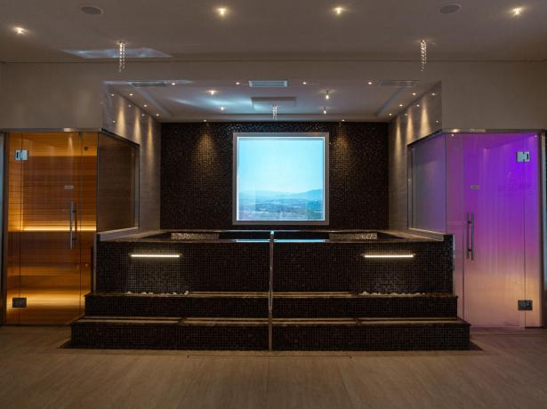 Luxus-Spa mit Sauna, Dampfbad und Innenpool.