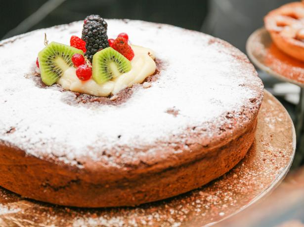 Torta al cioccolato con frutta fresca e zucchero a velo.