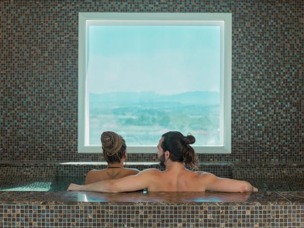 Couple détendu dans une baignoire avec vue panoramique.