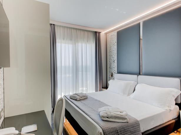 Chambre moderne avec lit double et bureau.