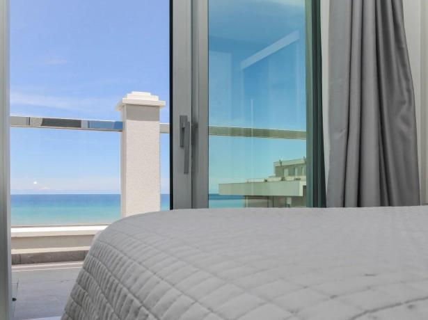 Meerblick aus einem modernen Schlafzimmer mit Balkon.