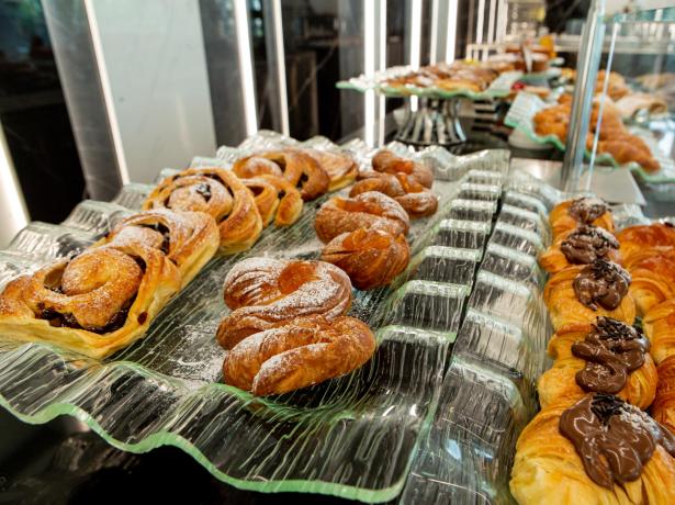 Deliziosi pasticcini assortiti in una vetrina di una pasticceria.