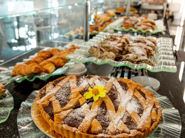 Köstliches gemischtes Gebäck auf einem Buffet-Tisch.
