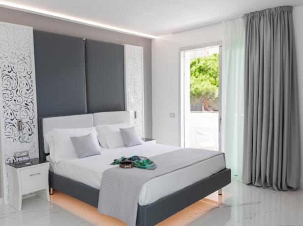 Camera da letto moderna con letto matrimoniale e decorazioni eleganti.