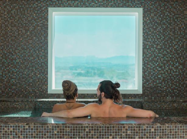 Entspanntes Paar im Whirlpool mit Panoramablick.
