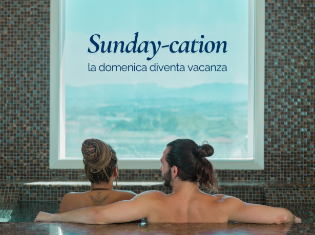 Due persone rilassate in vasca, vista panoramica e atmosfera di vacanza.