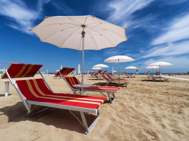 hotelduemari it speciale-notte-rosa-in-hotel-sul-mare-con-piscina-a-rimini 033