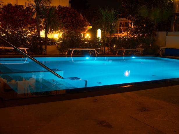hotelduemari it fine-agosto-tra-bagni-in-mare-e-relax-a-bordo-piscina-in-hotel-4-stelle-a-rimini 031